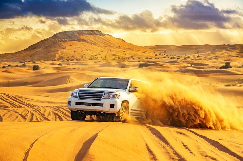 vượt sa mạc (Desert Safari) bằng xe Land Cruiser